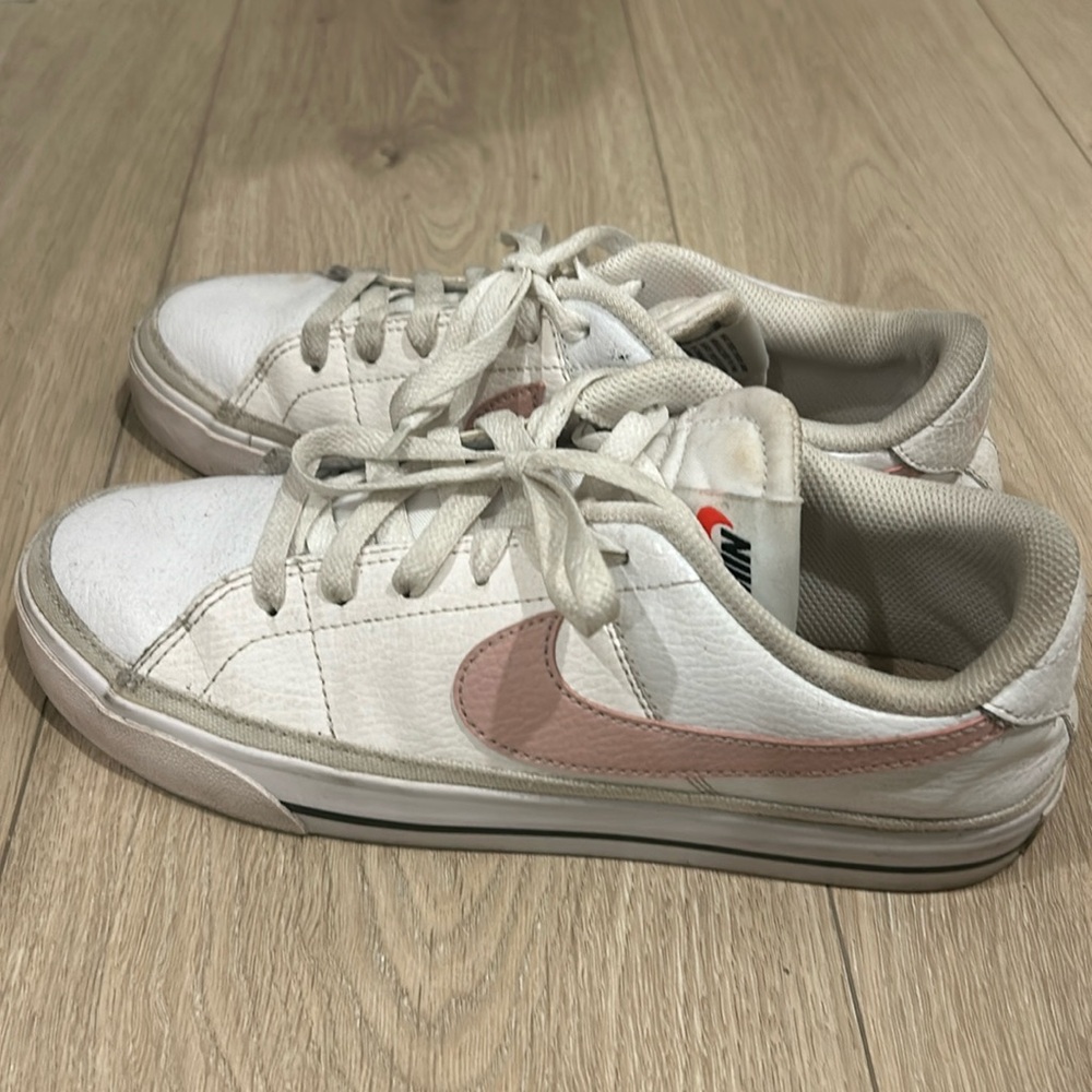 Nike women’s shoes 7.5